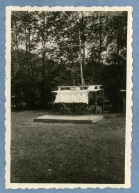 Oltář, tábor obnoveného 7. oddílu katolických skautů, léto 1945, Šumava