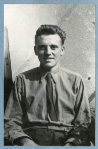 Dobový portrét Josefa Louba z období, kdy sloužil u PTP, první polovina 50. let