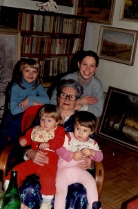 Marie Vychodilová s vnoučaty