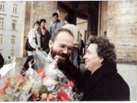 Ľudovít s mamou počas promócii v roku 1990.