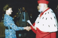 VŠE v Praze a tzv. rehabilitační promoce. Irena Košťálová s rektorem a profesorem V. Šilhanem