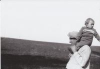 Václav Jílek s dědečkem Františkem Pastyříkem, září 1950