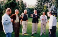 Josef Kaše v zahradě Luboše Hrušky  spolu se Ctiborem Fojtíčkem, Jaroslavem Cuhrou, Jiřím Kutkem a dalšími