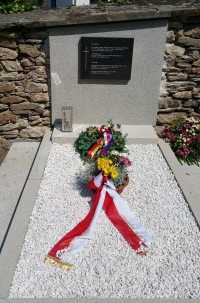 Symbolický hrob obětem internačních lágrů  pro Němce ve Stonařově po druhé světové válce