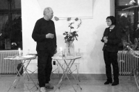 S galeristkou a přítelkyní Libuší Olšákovou při zahájení výstavy v galerii Langův dům ve Frýdku-Místku, asi konec 90. let