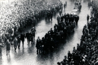 Pohřební průvod doprovázející rakev s ostatky Jana Palacha. Autor fotografie Dalibor Gut
