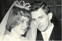 Svatební fotografie Karla Lednického a jeho manželky Jany (1965)