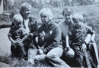 Se sestrami a dětmi: vlevo Jana, uprostřed Ludmila Polesná, vpravo Jaroslava Valová