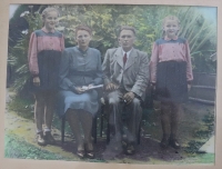 Rodiče Jaroslavy Valové s jejími sestrami