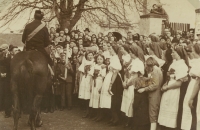 Německé slavnostní jízdy do polí, Stonařov, 30. léta 20. století, na fotografii ve skupině u stromu je i Hermina Schebesta Musilová