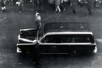 Pohřební vůz vezoucí rakev s ostatky Jana Palacha. Autor fotografie je Dalibor Gut