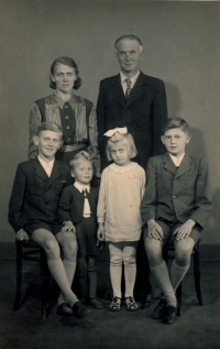 Josef Kaše (druhý zleva) s maminkou, tatínkem a sourozenci