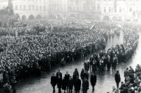 Staroměstské náměstí 25. ledna 1969 během pohřbu Jana Palacha. Z lešení na kostele sv. Mikuláše fotografoval Dalibor Gut