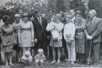 Rodinné foto, Jaroslava Valová uprostřed s miminkem (dcera Jana)