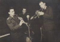 1957, pamětník vlevo