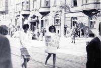 Plzeňský majáles v roce 1968, pamětnice druhá zleva