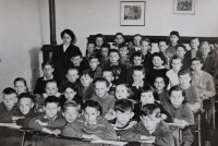 Školní fotografie, Jaroslava Valová ve druhé řadě uprostřed
