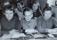 Jaroslava Štyndlová (uprostřed) na základní škole
