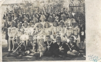 První svaté přijímání, horní řada dívek, 4. zprava, Jimramovské Pavlovice 1947