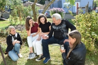 Josef Kutil vypráví svůj příběh žákyním z projektu Příběhy našich sousedů, 2020