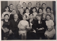 Весільне фото Уляни та Петра Дзиндрів (у центрі в першому ряду), 1968 рік