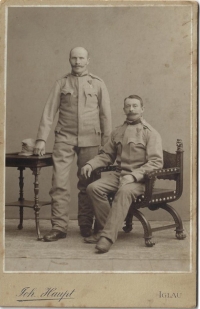 Dva vojáci, Vincenc Pavliš (1872-1954) a dědeček Marie Blažkové (stojící)