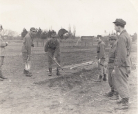 Na vojně v Benešově u Prahy, třetí zprava, 1970