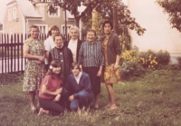 Anna Slanina v srpnu 1968, pamětnice klečící vlevo