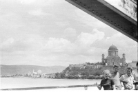Adolf Klein na výletě s přáteli na Slovensku u vybombardovaného mostu přes Dunaj, Ostřihom