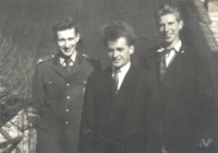 Adolf Klein s přáteli, zleva Pavel Chmelař a Stanislav Šafář