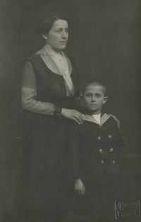 Babička Martha Witzová se synem Karlem Witzem, otcem pamětníka