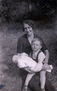 Babička Terezie Štochlová s pamětnicí a bratrem Kamilem