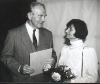 Otevření galerie Jana Čiháka v Poličce byl přítomen i herec Radovan Lukavský, květen 1990.