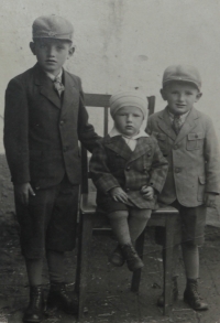 Josef s bratry, nejst. Oldřich vlevo, vpravo Vladimír