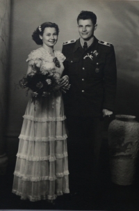 S budoucí ženou jako mládenec a družička na svatbě roku 1953