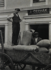 Dům č.p. 42 v Majetíně, kde měl otec Josef Čechák krejčovství a kde Čechákovi za 2. sv. války žili