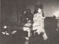 Dívky v dílně, totální nasazení v Polici nad Metují, 1945