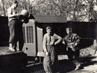 Jiří Pešek (in the middle) and Dalibor Kounovský (on the right), on whom he was supposed to report, at the military barracks at the AEC in Stříbro (1953), a compressor for driving a jackhammer in the background 
