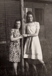 Blažena Kovaříková (vpravo) se slečnou Bräuerovou z Nemanic u Českých Budějovic v době totálního nasazení ve Steyeru, 1944