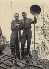Jiří Pešek (vpravo) s kolegou Jáno Petrochem, synem „kulaka“ vystěhovaného ze Slovenska (1953)
