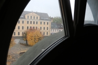 Ze střešního vikýře domu čp. 71 je vidět na Husovo náměstí a také na budovu městského úřadu, kde až do roku 1960 sídlila Okresní prokuratura Ledeč nad Sázavou, říjen 2020