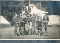 Na skautském táboře v Hodkově u Zbraslavic v roce 1924 (nejmenší dítě uprostřed)