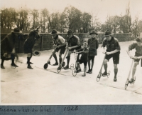 Jako vítěz koloběžkového závodu v kategorii do 6 let, 1928