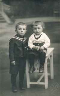 František Vencovský (left) with his brother Jiří, 1920s