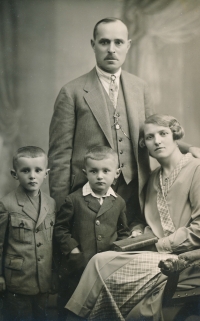 Rodina Vencovských (1926). Zleva Jiří, František, otec František, matka Marie