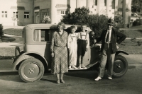 Rodina Vencovských (1930). Zleva matka Marie, Jiří, František a otec František