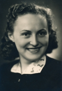 Věra Vencovská na maturitní fotografii (1948)