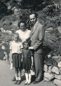 Manželé Vencovští s dcerami Hanou (vlevo) a Irenou v Zoo Praha (1960)