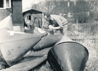 Manžel František v loděnici na Bezdrevu