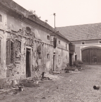 Die Reste von dem Familienbauernhof in 1963, als dort die Schwester war